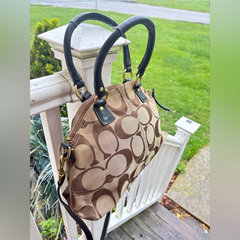 Coach 2 Way Turnlock Signature Hangbag - Picture 2 of 12